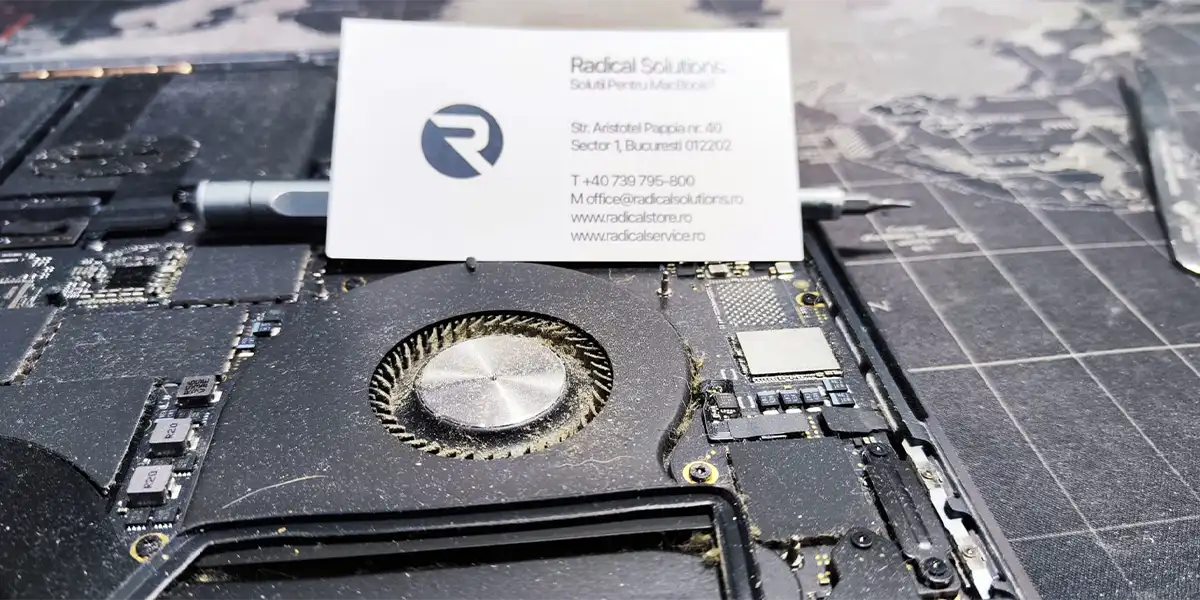 Curățare MacBook București — ventilator curățat de praf și pastă termică nouă în atelierul Radical Solutions