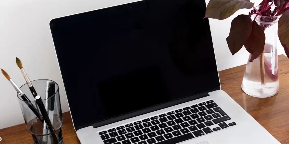 Înlocuire display MacBook București — atelier Radical Solutions, Liquid Retina și Liquid Retina XDR